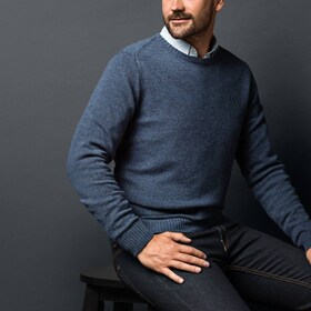 Homem com camisola azul