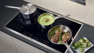 Tachos de tamanhos diferentes a cozinhar com temperaturas selecionadas diferentes