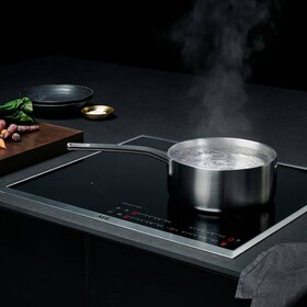 Tachos sobre uma placa de indução da AEG