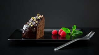 Um bolo de chocolate cozido homogeneamente