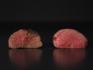 Imagem de comparação de dois bifes. O bife cozinhado com vapor, à direita, está suculento e apresenta uma cor viva. O bife do lado esquerdo encolheu e parece seco.