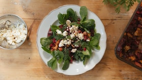 Uma salada César vegetariana fotografada de cima
