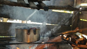 Um tacho com alimentos a cozer em vapor numa cabana na Colômbia