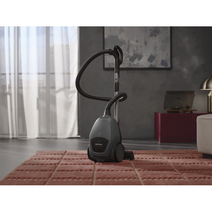 7000 Silent Bagged Cleaner. High performance, silent power.