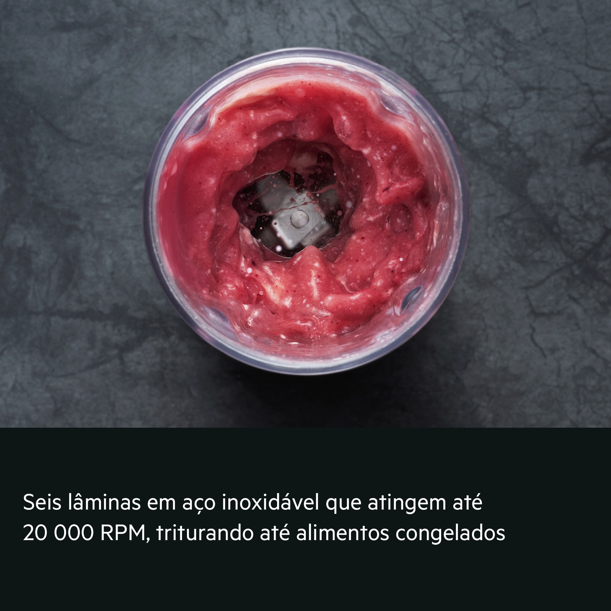 Seis lâminas em aço inoxidável que rodam até 20 000 RPM, triturando até ingredientes congelados.