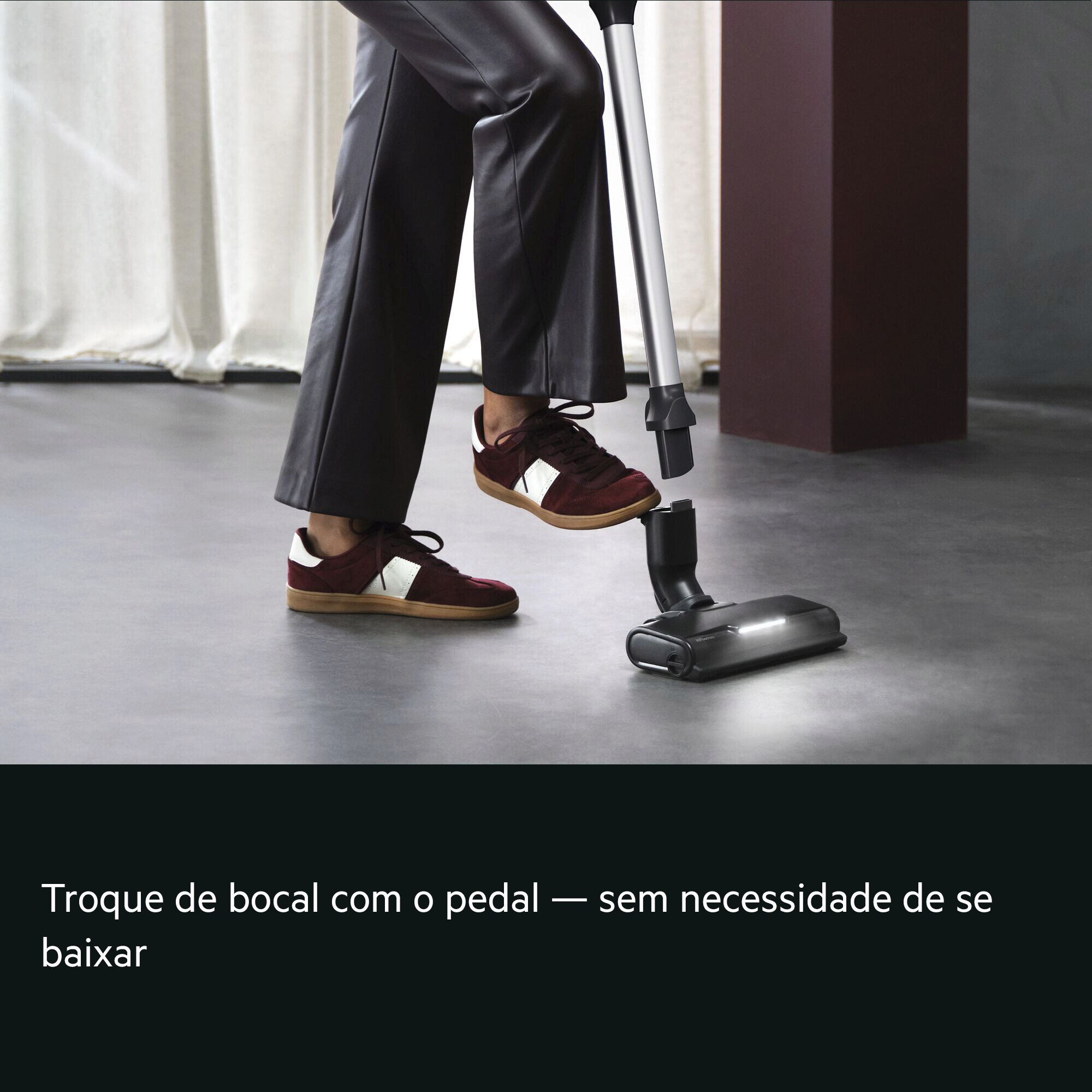 Troque de escova num único passo com libertação por pedal — sem necessidade de se baixar