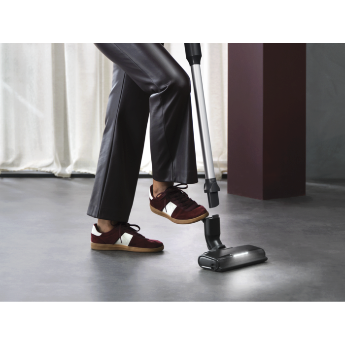 Switch nozzles in a single step with the foot release – no bending needed