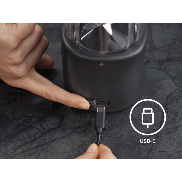The AEG Portable Blender: Recharge on the go via USB-C.