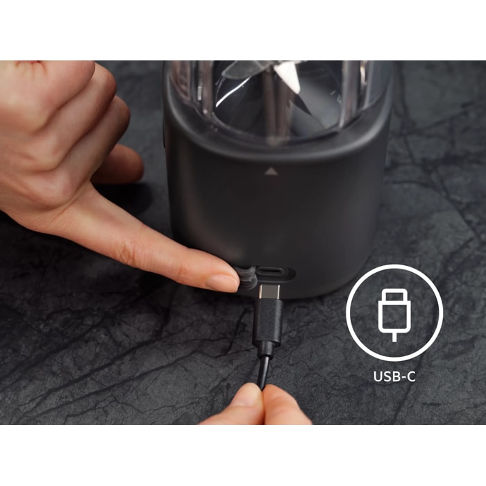 The AEG Portable Blender: Recharge on the go via USB-C.