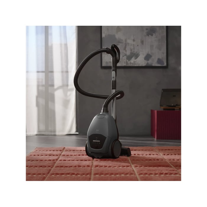 7000 Silent Bagged Cleaner. High performance, silent power.