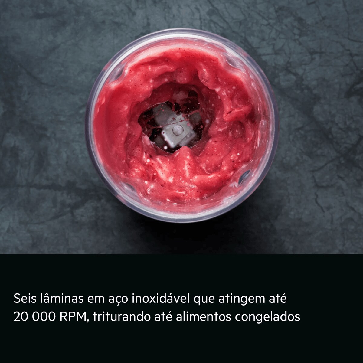 Seis lâminas em aço inoxidável que rodam até 20 000 RPM, triturando até ingredientes congelados.