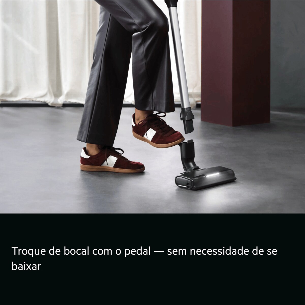 Troque de escova num único passo com libertação por pedal — sem necessidade de se baixar