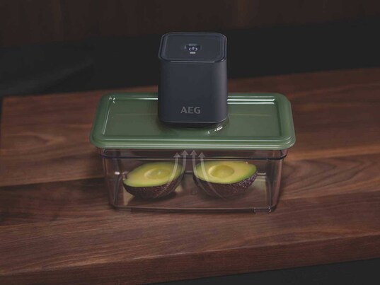 Dos mitades de aguacate envasadas al vacío