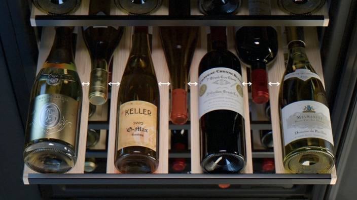 Garrafas de vinho nas estantes