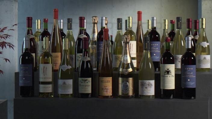 Garrafas de vinho na bancada