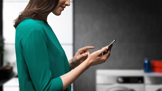 Mulher a utilizar a App My AEG care