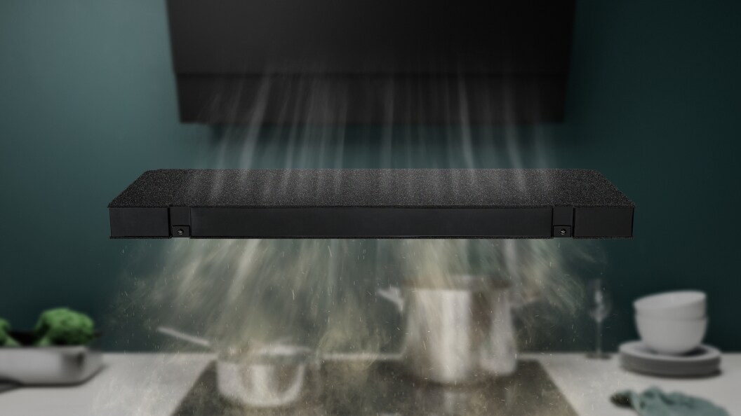 Exaustor AEG absorvendo odores da cozinha.