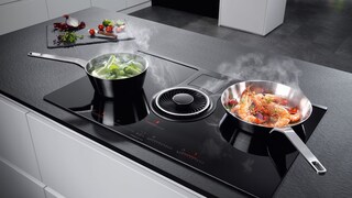 A placa AEG ComboHob a extrair o vapor de dois tachos