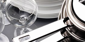 Um copo de vinho brilhante e um conjunto de tachos