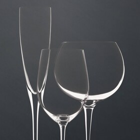 Uma máquina de lavar loiça ProClean aberta numa cozinha com estilo