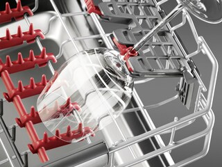 SoftGrips e SoftSpikes da AEG a segurar um copo delicado na posição certa