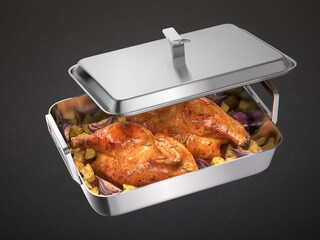 Frango e legumes a assar num tacho