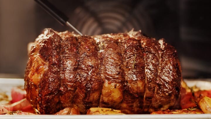Um redondo de vitela com legumes preparado no forno