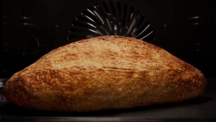 Um pão cozido num forno com vapor.