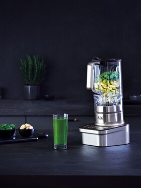 The Tabletop Blender makes a banana, kiwi and spinach smoothie