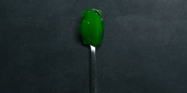 Colher com gelatina verde 