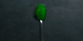 Colher com gelatina verde