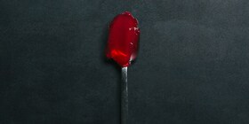 Colher com gelatina vermelha