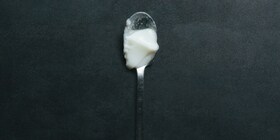 Colher com gelatina branca