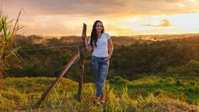 Catalina Vélez num campo soalheiro ao pôr do sol