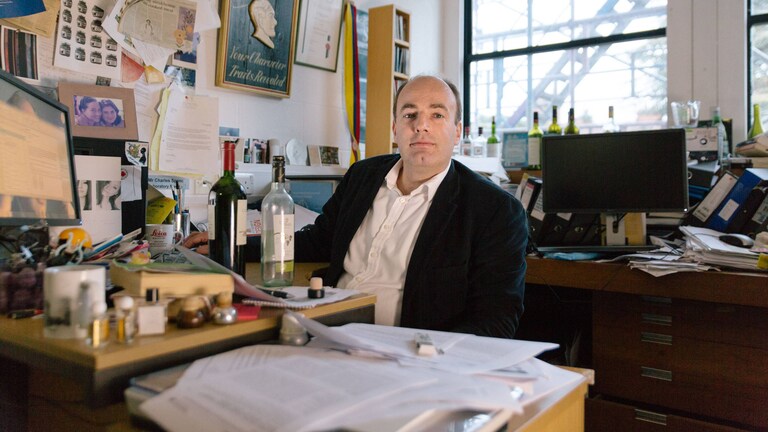 Charles Spence no seu estúdio universitário