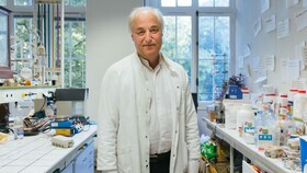 Hervé This orgulhoso no seu laboratório