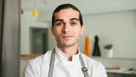 Jozef Youssef na cozinha do seu restaurante