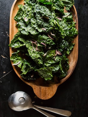 Uma salada com folhas frescas
