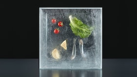 Um bloco de gelo com ingredientes refrigerados no interior em representação do pilar Frio do conceito “Levar o sabor mais longe”