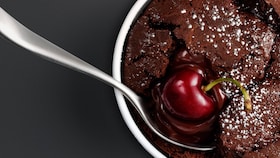 Um pudim de chocolate mole cozinhado com vapor para ficar com uma textura perfeita