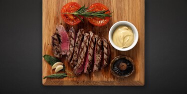 Um jantar de bife grelhado sobre uma tábua