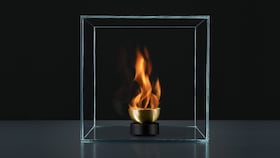Uma chama num cubo de vidro em representação do pilar Calor do conceito “Levar o sabor mais longe”