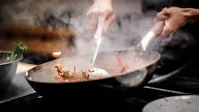 Alimentos a serem cozinhados num wok sobre uma placa de indução da AEG