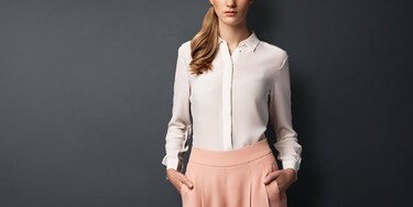 Mulher com roupa branca e rosa claro