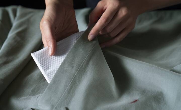 Colocar um pano debaixo da roupa