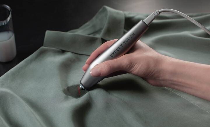 Utilizar a caneta tira nódoas sobre a roupa