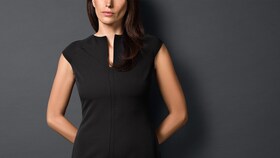 Mulher com um vestido preto acabado de lavar