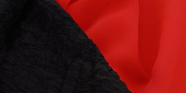 Tecido preto e vermelho acabado de lavar