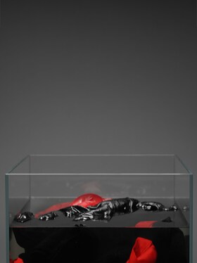 Roupa de molho numa cuba de água 