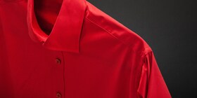 Uma camisa vermelha não desbotada